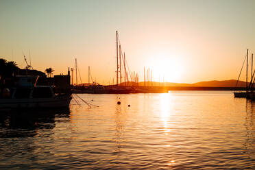 Blick auf Yachten im Yachthafen bei Sonnenuntergang, Alghero, Sardinien, Italien - CUF52446