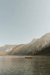 Boat on lake in mountain landscape, Hallstatt, Upper Austria - CUF52455