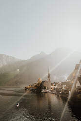 Nebel und Sonnenstrahlen über dem Dorf am See, Blick von oben, Hallstatt, Oberösterreich - CUF52457