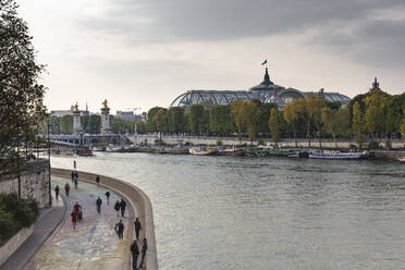 Blick auf den Grand Palais und die Pont Alexandre III über die Seine, Paris, Frankreich - CUF52475