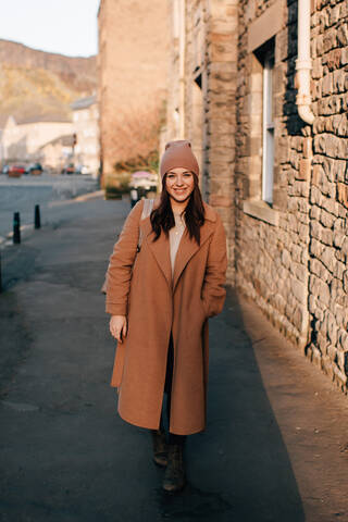 Porträt einer Frau auf der Straße, Edinburgh, Schottland, lizenzfreies Stockfoto