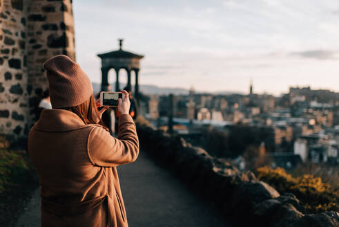 Frau fotografiert von Calton Hill, Edinburgh, Schottland - CUF52486