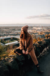 Frau genießt die Aussicht vom Calton Hill, Edinburgh, Schottland - CUF52488