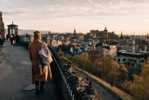 Frau genießt die Aussicht vom Calton Hill, Edinburgh, Schottland - CUF52490