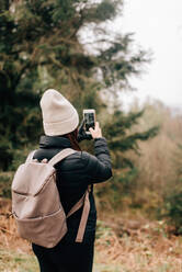 Wanderer beim Fotografieren, Trossachs National Park, Kanada - CUF52505