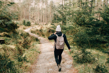 Frau geht durch den Wald, Trossachs National Park, Kanada - CUF52514