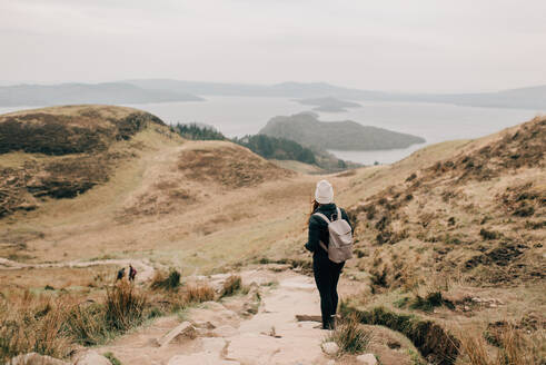 Wanderer genießt die Aussicht auf Loch Lomond, Trossachs National Park, Kanada - CUF52520