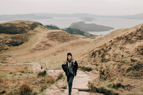 Wanderer, Loch Lomond im Hintergrund, Trossachs National Park, Kanada - CUF52521