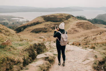 Wanderer beim Fotografieren von Loch Lomond, Trossachs National Park, Kanada - CUF52522