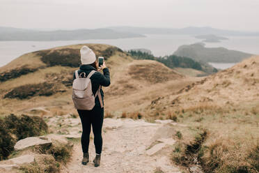 Wanderer beim Fotografieren von Loch Lomond, Trossachs National Park, Kanada - CUF52523