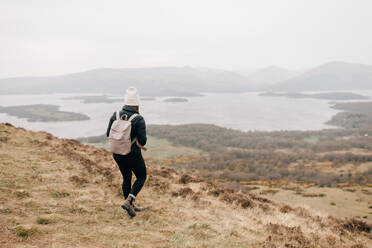 Wanderer genießt die Aussicht auf Loch Lomond, Trossachs National Park, Kanada - CUF52524