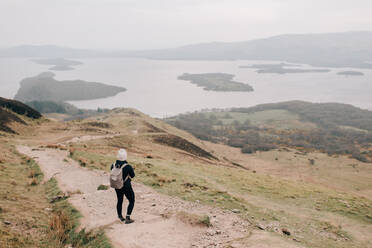 Wanderer genießt die Aussicht auf Loch Lomond, Trossachs National Park, Kanada - CUF52525