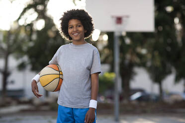 Afroamerikanischer Junge hält Basketball - BLEF07797
