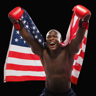 Afroamerikanischer Boxer hält amerikanische Flagge - BLEF07877