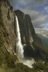 Wasserfall über Felsformationen, Yosemite, Kalifornien, Vereinigte Staaten - BLEF07940