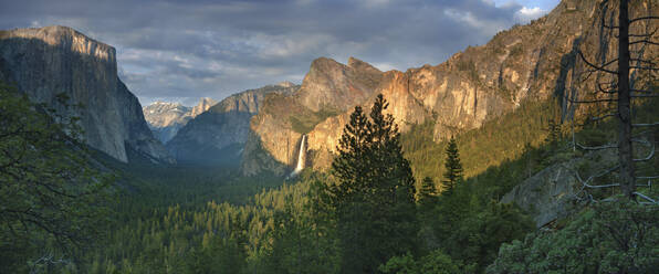 Felsige Berge mit Blick auf ein ländliches Tal, Yosemite, Kalifornien, Vereinigte Staaten - BLEF07944