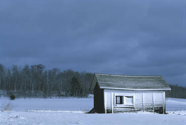 Haus in verschneiter ländlicher Landschaft - BLEF07947