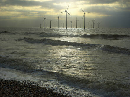 Windkraftanlagen im Meer, Brighton, Sussex, England - BLEF07962