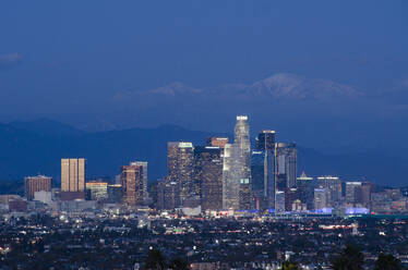 Skyline der Stadt bei Nacht beleuchtet, Los Angeles, Kalifornien, Vereinigte Staaten - BLEF07990