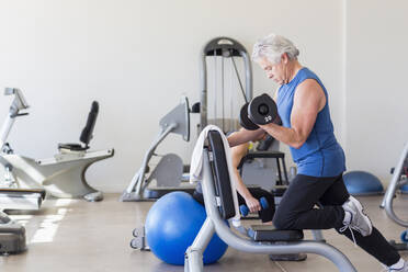 Älterer hispanischer Mann hebt Gewichte im Fitnessstudio - BLEF08037