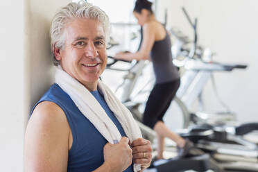 Älterer hispanischer Mann lächelnd im Fitnessstudio - BLEF08041