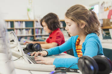 Kaukasische Kinder benutzen Laptops in der Bibliothek - BLEF08064