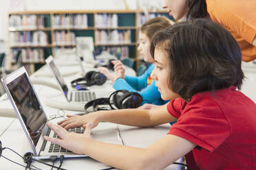 Kaukasische Kinder benutzen Laptops in der Bibliothek - BLEF08066