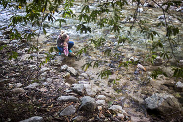 Hohe Winkel Ansicht der kaukasischen Mutter und Baby am felsigen Fluss - BLEF08079