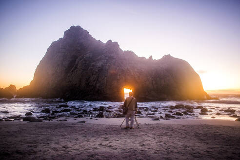 Fotograf fotografiert Felsformation am Strand, Big Sur, Kalifornien, Vereinigte Staaten - BLEF08085