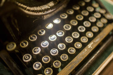 Nahaufnahme einer antiken Schreibmaschinentastatur - BLEF08086