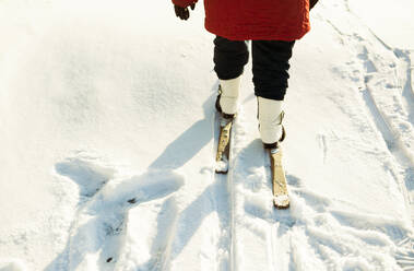 Kaukasische Frau beim Skilanglauf auf einem verschneiten Feld - BLEF08107