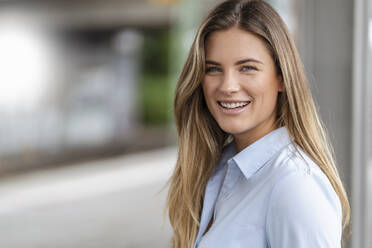 Young businesswoman waiting on station - DIGF07152