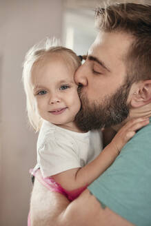 Vater küsst seine Tochter - ZEDF02521