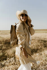 Female traveller with straw hat and sunglasses - ERRF01561