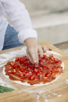 Junge beim Vorbereiten der Pizza - ALBF00919