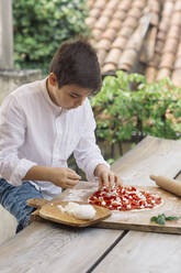 Junge beim Vorbereiten der Pizza - ALBF00923