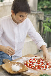 Junge beim Vorbereiten der Pizza - ALBF00924