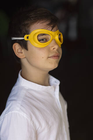 Junge mit gelber Augenmaske, schaut in die Kamera, lizenzfreies Stockfoto