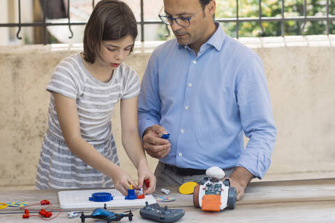 Vater bringt seiner Tochter Elektronik und Robotik bei, lizenzfreies Stockfoto