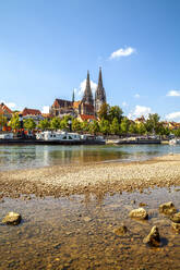 Blick auf die Donau mit der Kirche St. Peter in Regensburg, Deutschland - PUF01659