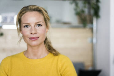 Portrait of a blond woman, sitting in a coffee shop - JOSF03324