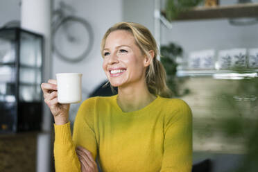 Hübsche Frau im Café, Kaffee trinken - JOSF03327