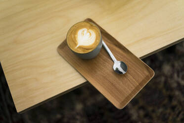 Cappuccino auf einem Tablett in einem Café, Blick von oben - JOSF03355
