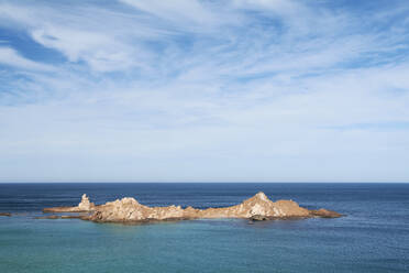 Landschaftliche Ansicht einer Meereslandschaft gegen den Himmel an einem sonnigen Tag, Menorca, Spanien - IGGF01192