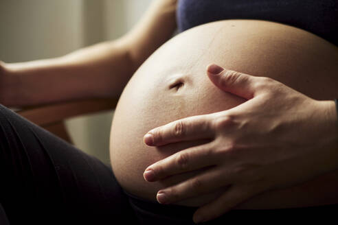 Schwangere Frau, Hand auf Babybauch - BZF00485