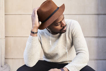 Portrait of mid adult man wearing brown hat - IGGF01221