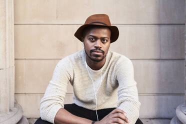 Portrait of mid adult man wearing brown hat - IGGF01222