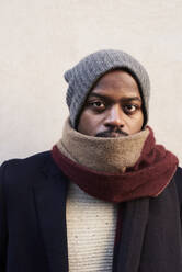 Portrait of mid adult man with woolly hat in winter - IGGF01224