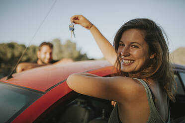 Couple exchanging car keys on a road trip - DMGF00060