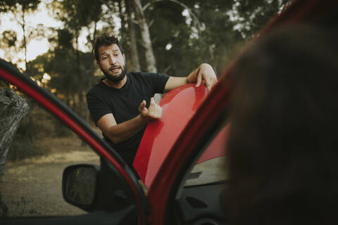 Ehepaar auf einer Autoreise mit Autopanne, lizenzfreies Stockfoto